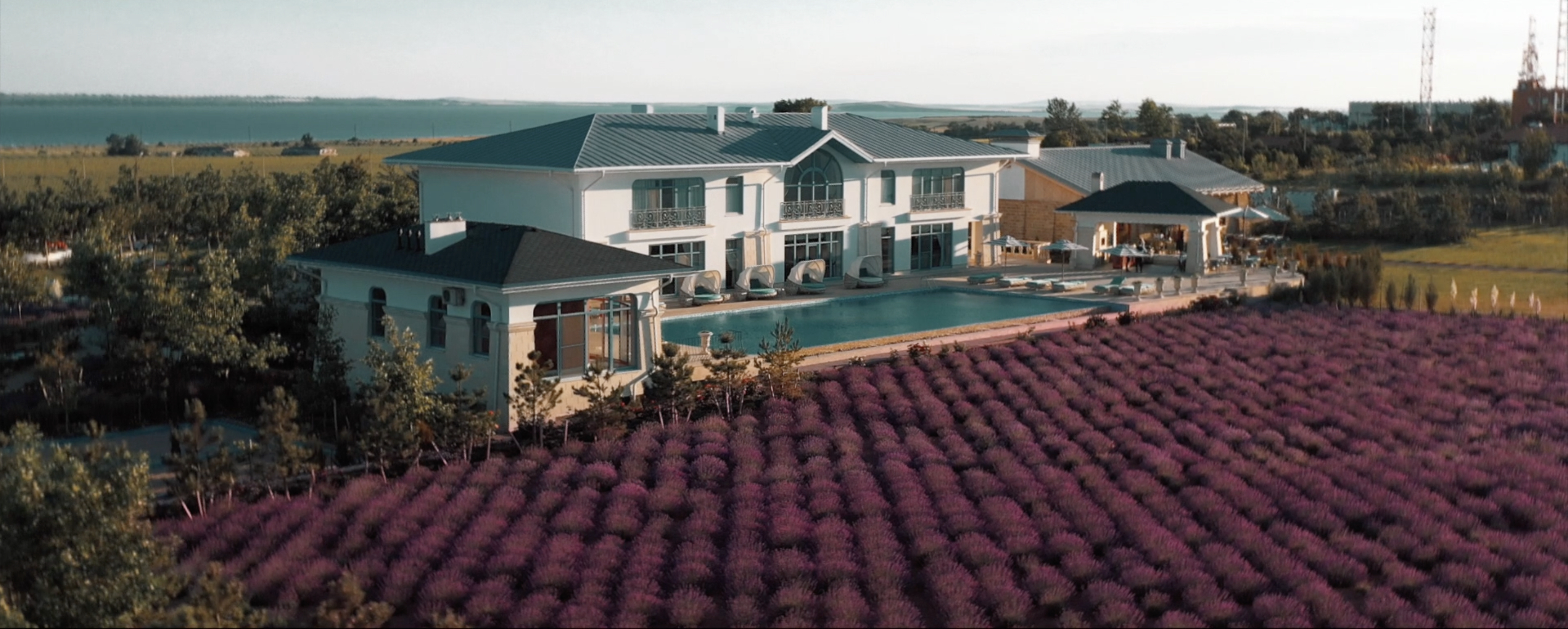 Видеосъёмка роскошного отеля Villa Romanov Wine Club & SPA с инфинити-бассейном и лавандовым полем на фоне Азовского моря — креативный проект GRANUM FILM для продвижения бренда и туристических услуг